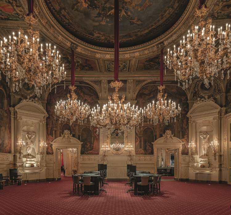 Ein Saal mit hohen Decken und Kronleuchtern im Casino Hotel in Baden Baden